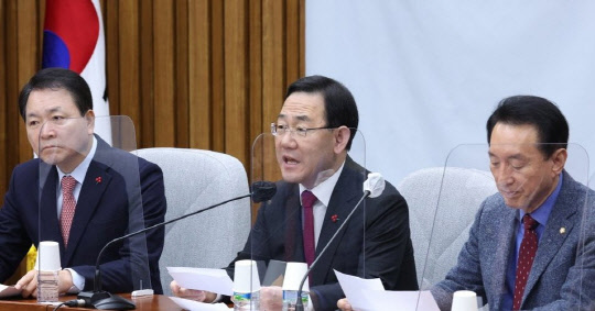 주호영(가운데) 국민의힘 원내대표가 27일 국회에서 열린 원내대책회의에서 발언하고 있다. [연합뉴스]